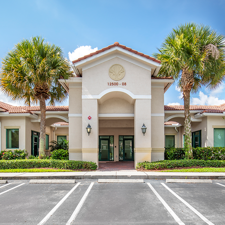 Fuera de Little Leaves edificio en Coral Springs, Florida